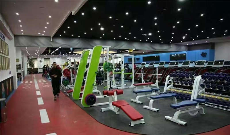 健身房地面用地坪漆施工時(shí)，可以選擇氟硅彈性地坪