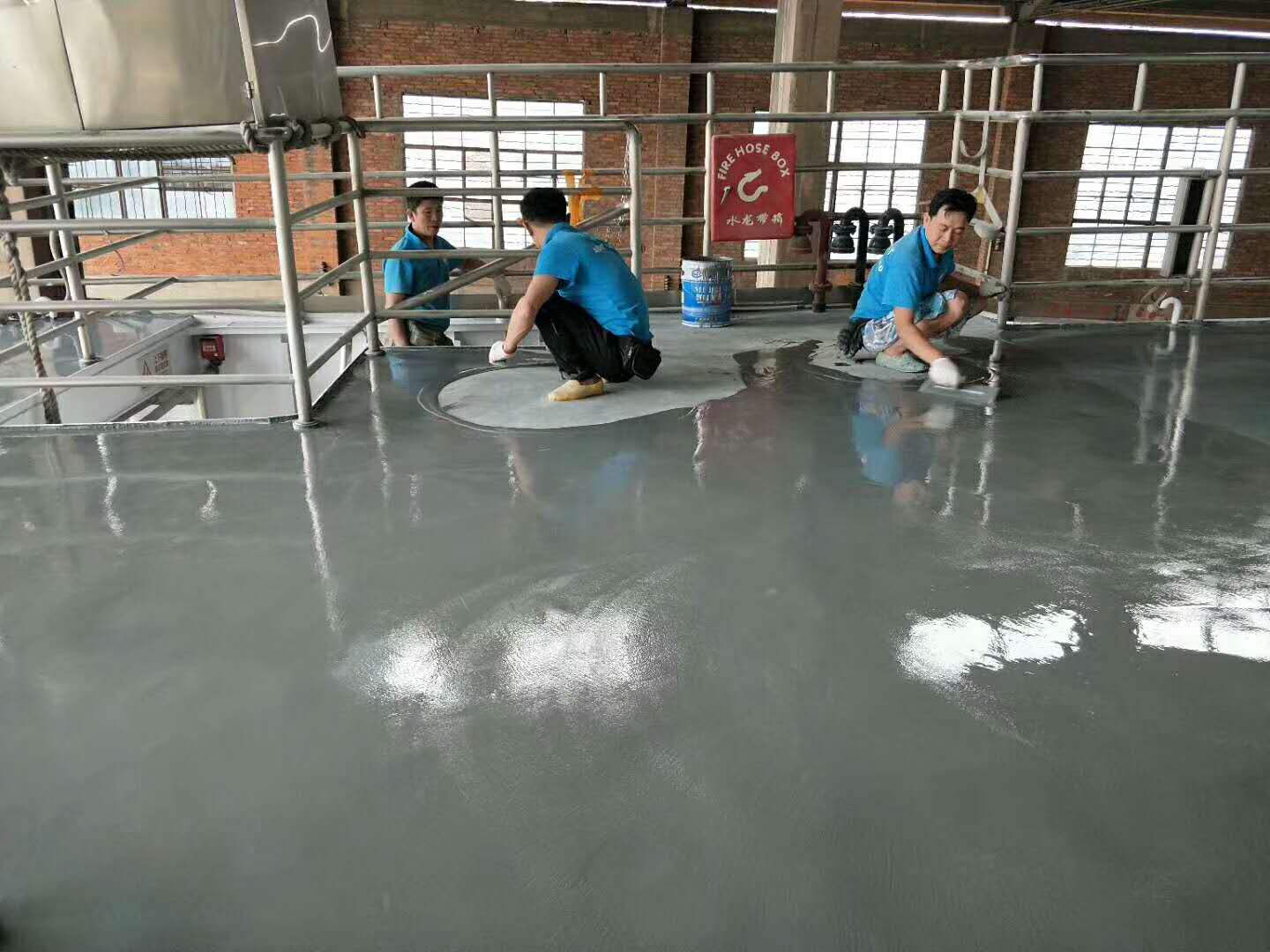 重慶地坪涂料施工流程中為何需要中涂層？
